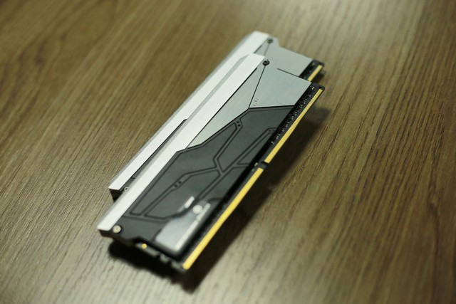 ZADAK: Chỉ là RAM và SSD thôi mà, có cần phải đẹp thế này không?