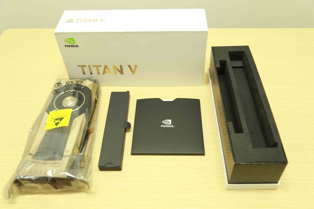  Sau khi được bóc hộp, Titan V được Nvidia đóng gói khá đơn giản, ít phụ kiện. 