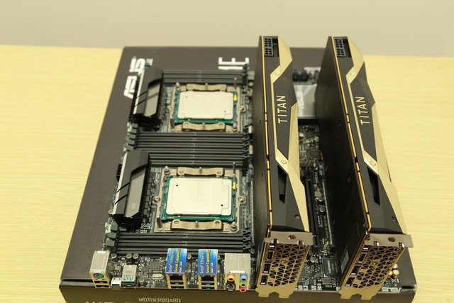  2 chiếc Titan V được gắn lên bo mạch chủ, kết hợp với nó là 2 chiếc CPU hàng khủng Xeon 8180. 