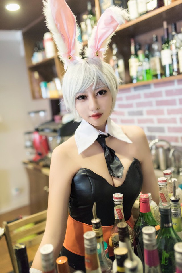 Nóng mắt với cosplay Riven Thỏ Ngọc cực gợi cảm trong Liên Minh Huyền Thoại