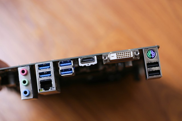  Cổng giao tiếp được giản lược, nhưng vẫn có tới 4 cổng USB 3.1, có cả HDMI cho người dùng đồ họa tích hợp. 