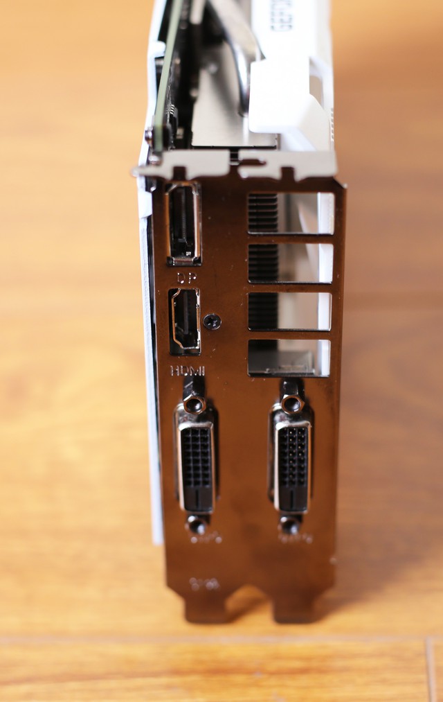  Galax GTX 1060 EXOC White được trang bị 1 cổng HDMI, 1 cổng DP và 2 cổng DVI. 