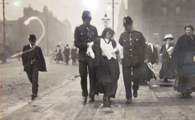  Trò chơi lấy bối cảnh về cuộc đấu tranh giữa phụ nữ Anh và cảnh sát đầu những năm 1900 