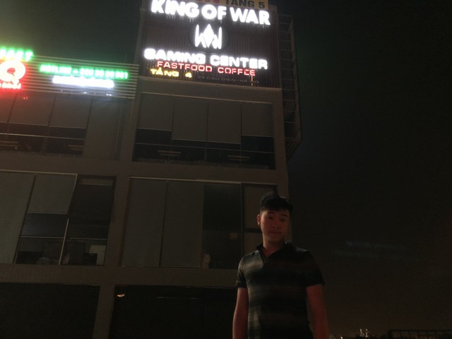  King of War đứng trên sân thượng của cyber thứ 2 
