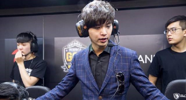 CK tên thật là Jia Hongding, năm nay 31 tuổi. Anh là một vận động viên eSports chuyên nghiệp nổi tiếng tới từ Đài Loan.