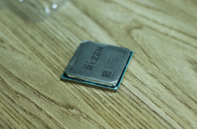 Cận cảnh CPU AMD Ryzen 7 2700X hàng nóng mới xuất hiện tại Việt Nam