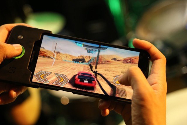 Cận cảnh Xiaomi Black Shark lúc chiến game PUBG Mobile: Mượt mà nhịp nhàng, thêm cần 'như hack'