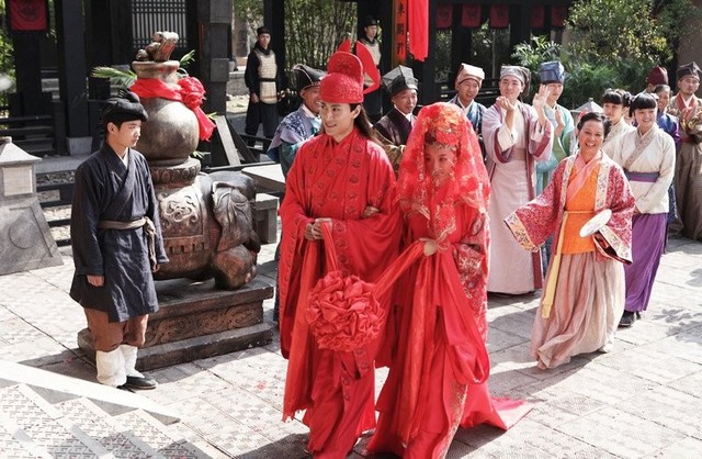  Tục lệ trùm khăn đỏ trong ngày cưới là bắt đầu từ câu chuyện của Hoàng Nguyệt Anh? 