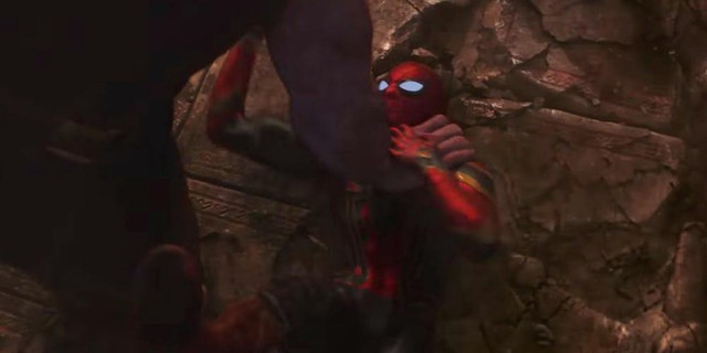  Spidey bị Thanos cho ăn đấm và bóp cổ trên mặt đất. 