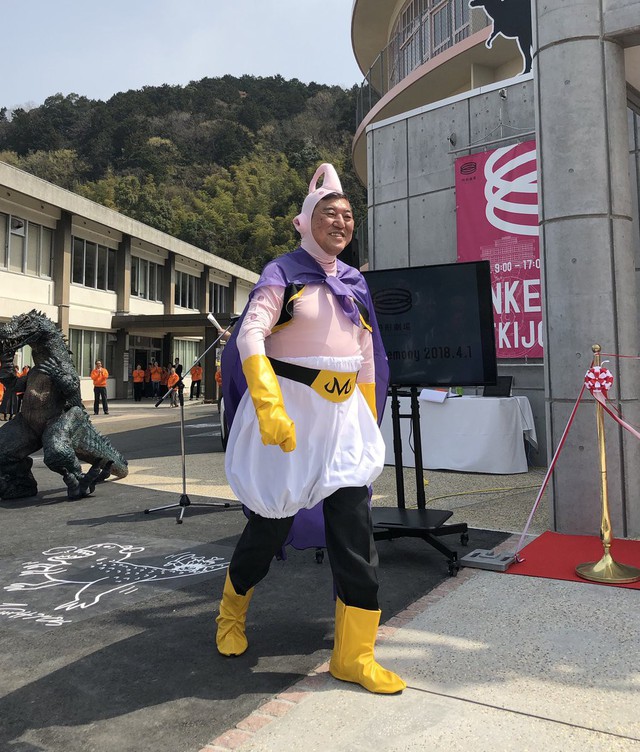 Chỉ có ở Nhật, người ta mới thấy được bộ trưởng quốc phòng... cosplay làm Mabư - Ảnh 1.