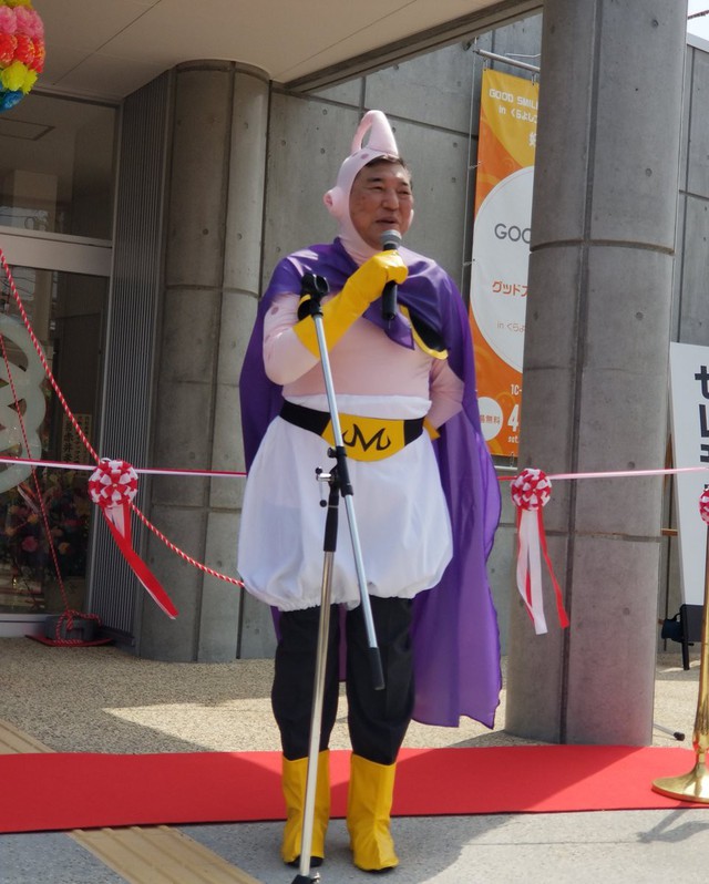 Chỉ có ở Nhật, người ta mới thấy được bộ trưởng quốc phòng... cosplay làm Mabư - Ảnh 4.