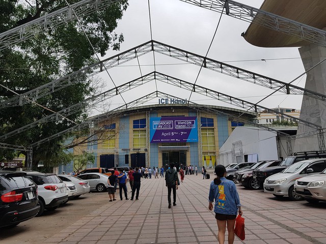 Khung cảnh bên ngoài Trung tâm Triển lãm Quốc tế ICE Hà Nội (số 91 Trần Hưng Đạo) – Nơi VIBA Show 2018 được tổ chức từ ngày 5 đến ngày 7 tháng 4 