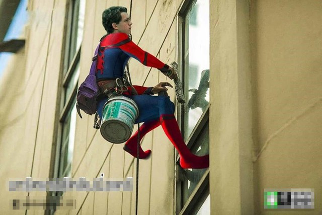  Anh chàng bé nhỏ Spider- Man chắc hẳn sẽ yêu thích công việc leo trèo sơn tường này. 