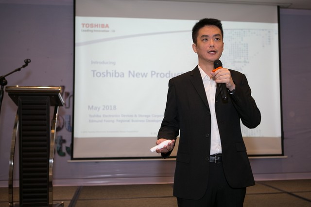  Ông Edmund Foong - Giám đốc kinh doanh của Toshiba đang thuyết trình về sản phẩm mới của hãng. 