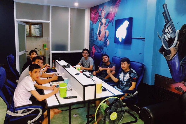  Thái Vũ FAPTV xuất hiện ở gaming house động viên anh em tập luyện. 