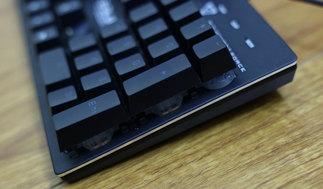  Chiếc bàn phím này có dạng nút nổi bên trên trông khá cứng cáp. thời thượng. 