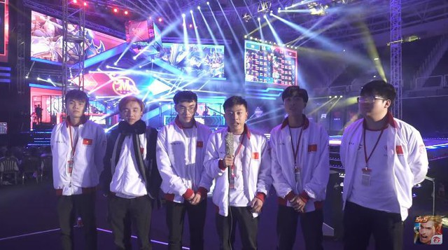  Bé Chanh (quấn khăn đen) cùng các thành viên GameTV đạt thành tích ấn tượng tại giải vô địch Châu Á. 
