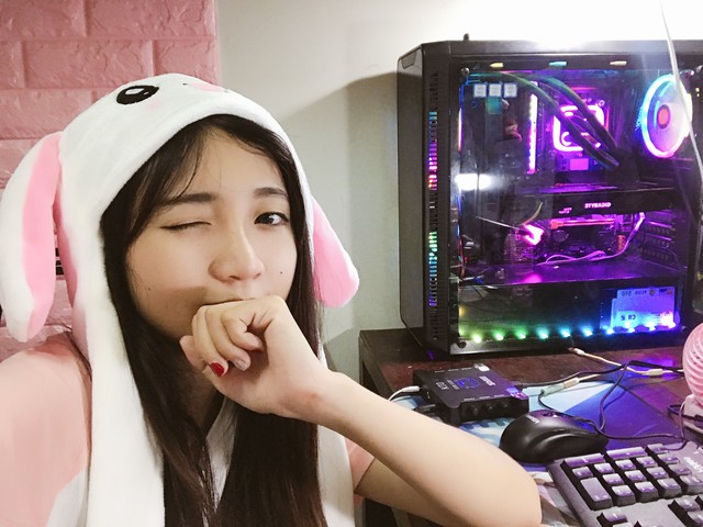 Ngắm góc chơi game cực đẹp của nữ streamer Lê Hoàng Thảo Nguyên