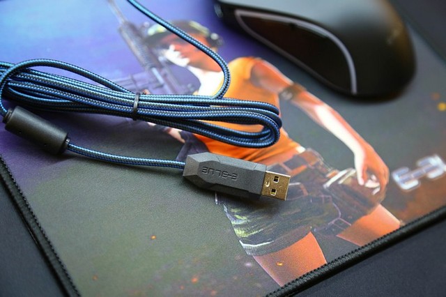  Dây chuột được bọc dù chống đứt và đầu USB 2.0 cơ bản. 