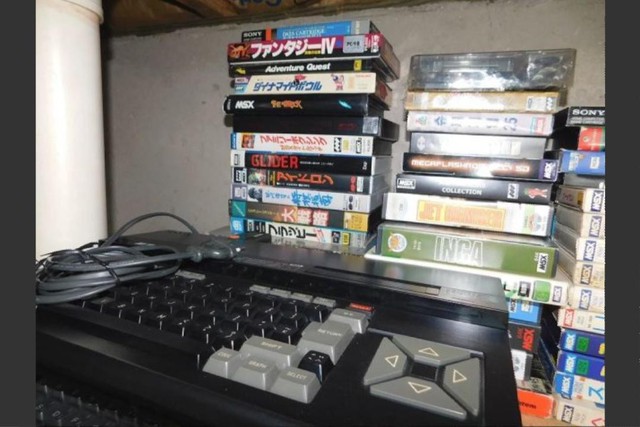  Một số máy tính MSX từ Nhật Bản, và hàng đống đĩa phần mềm 