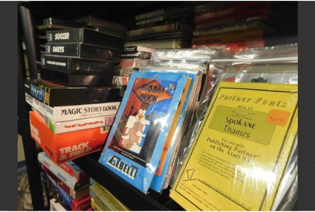  Các trò chơi Atari khác, bao gồm những trò chơi ban đầu được bán trong túi nilon, chứ không phải hộp giấy. Russki Duck (giữa) được tạo ra bởi Nasir Gebelli, lập trình viên cuối cùng của Final Fantasy . 