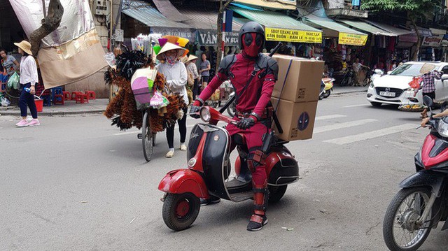 Gã lính đánh thuê Deadpool khi sang Việt Nam cũng phải làm shipper kiếm cơm đấy!