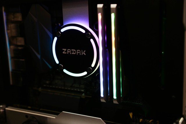 Anh em nhà Apacer cùng Zadak giới thiệu loạt RAM, SSD, bộ máy tính chiến game lập lòe đẹp mỹ mãn