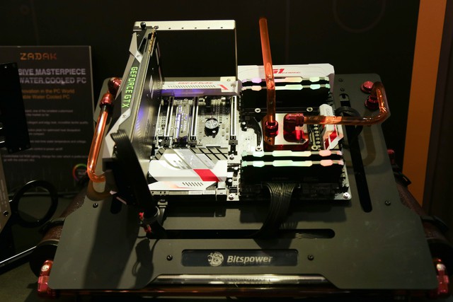 Anh em nhà Apacer cùng Zadak giới thiệu loạt RAM, SSD, bộ máy tính chiến game lập lòe đẹp mỹ mãn