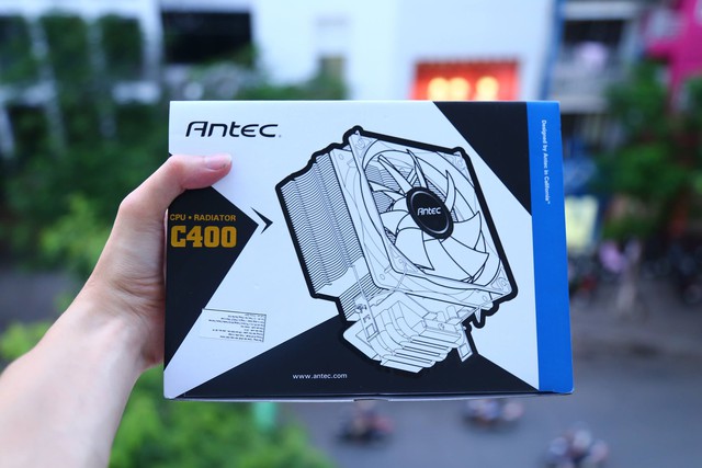 Đi kèm với Intel Core i7-8086K là chiếc tản nhiệt khá hoành tráng của Antec mang tên C400. 