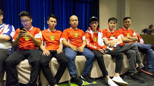  Đội tuyển Liên Quân Mobile Việt Nam quy tụ 5 thành viên của Saigon Phantom và 2 người nữa tới từ Adonis Esports. 