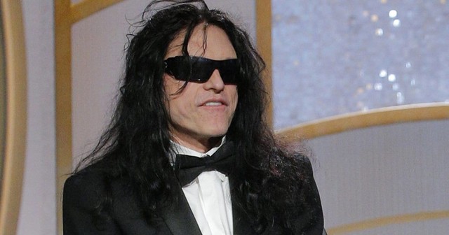  Tommy Wiseau luôn xuất hiện với mái tóc bù xù và cặp kính râm che gần hết khuôn mặt 