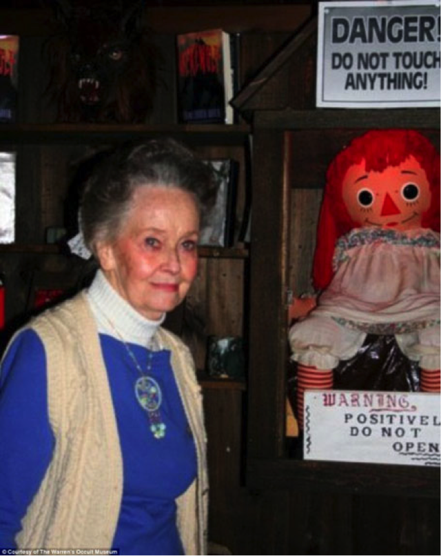  Bà Lorraine Warren đứng trước hộp kính khóa chặt, cất giữ búp bê Annabelle “thật” 