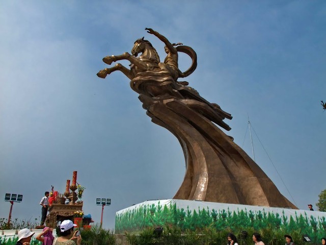 Tượng thờ Thánh Gióng nằm ở Phù Linh, Sóc Sơn, Hà Nội