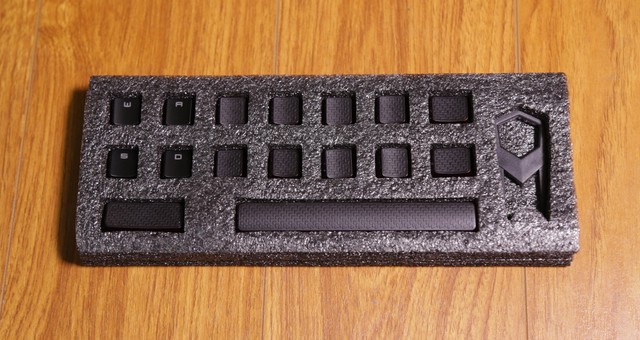  Bộ keycap này có một số nút cao su để thay, kèm thêm chiếc key puller. 