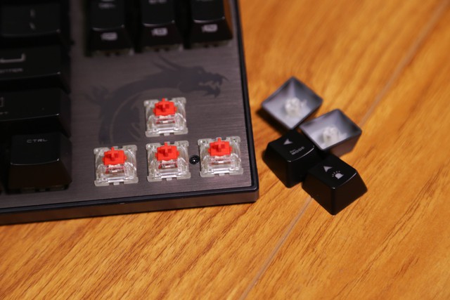  MSI Vigor GK70 sử dụng RED switch RGB với nắp trong suốt của Cherry. 