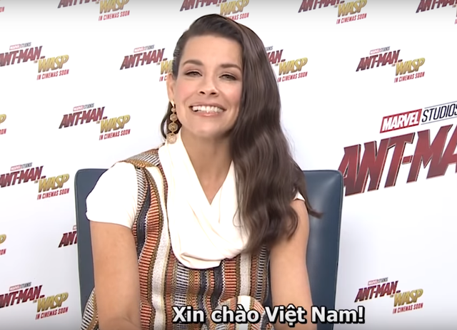 Tự hào Người Kiến đội nón do fan tự làm, Chiến Binh Ong rạng rỡ gửi lời chào đến khán giả Việt Nam