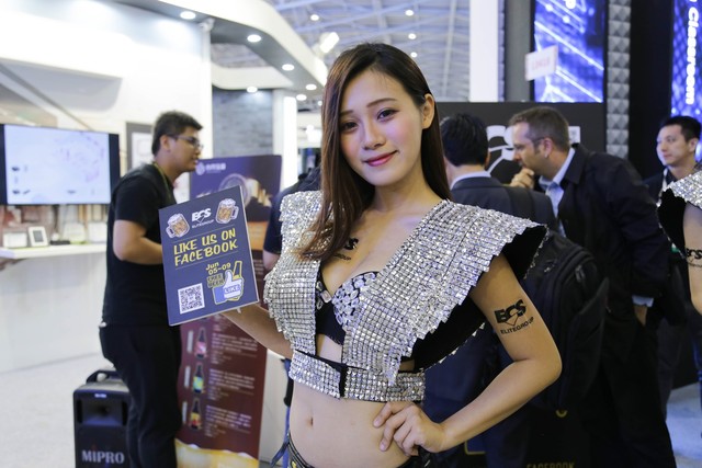 Ngoài đồ công nghệ, Computex 2018 còn có vô vàn gái xinh nữa, mời các bạn cùng ngắm