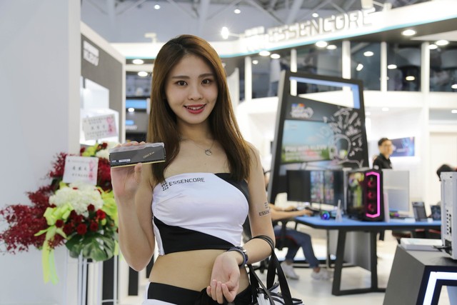 Ngoài đồ công nghệ, Computex 2018 còn có vô vàn gái xinh nữa, mời các bạn cùng ngắm