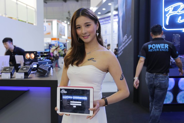 Ngoài đồ công nghệ, Computex 2018 còn có vô vàn gái xinh nữa, mời các bạn cùng ngắm