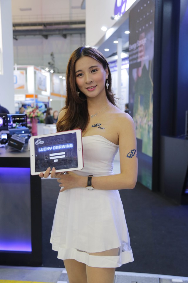 Ngoài đồ công nghệ, Computex 2018 còn có vô vàn gái xinh nữa, mời các bạn cùng ngắm