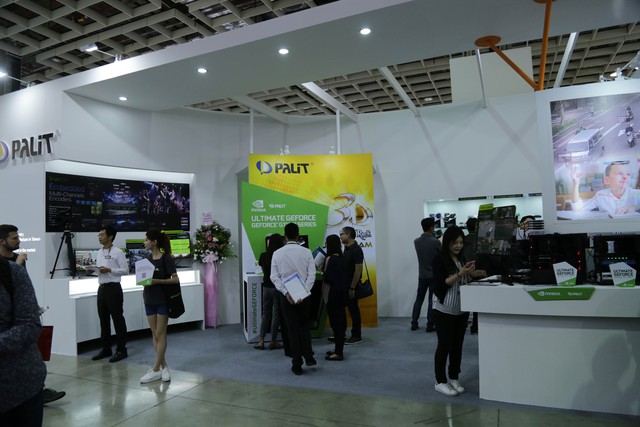 Ngoài đồ công nghệ, Computex 2018 còn có vô vàn gái xinh nữa, mời các bạn cùng ngắm