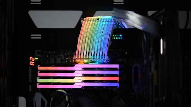 Cáp nguồn RGB siêu ấn tượng của Lian Li, giờ đây bộ máy không chỗ nào là không phát sáng cả