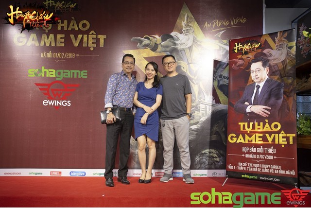  NSND Hoàng Dũng chụp lưu niệm cùng chị Nguyễn Thùy Dung - giám đốc SohaGame và anh Vũ Trọng Nhật - giám đốc eWings Studio 