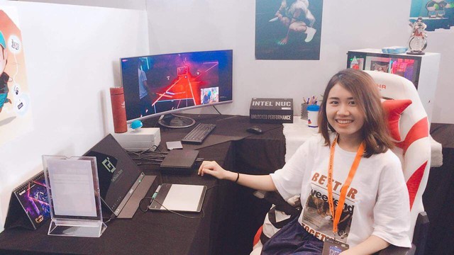 Nữ game thủ Việt xinh xắn và bộ máy tính hoa anh đào đẹp ngất ngây - Ảnh 1.