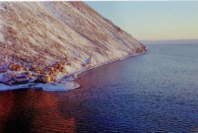 Làng Diomede (Inalik) tọa lạc tại bờ biển phía tây đảo Diomede Bé, Alaska. 
