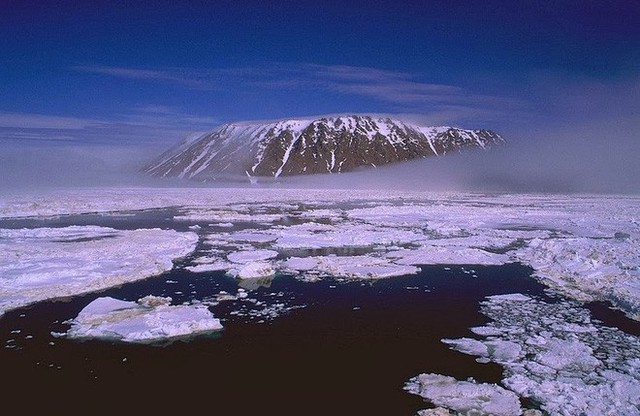  Cây cầu băng nối liền 2 đảo vào mùa đông. 