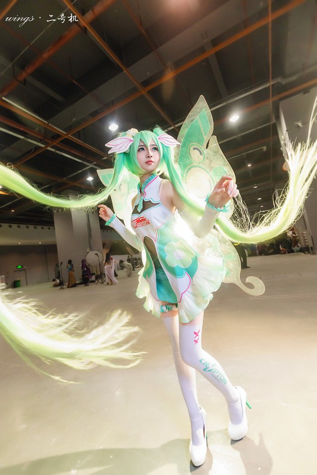 Lạ mắt với cosplay Hatsune Miku với mái tóc dài miên man - Ảnh 1.