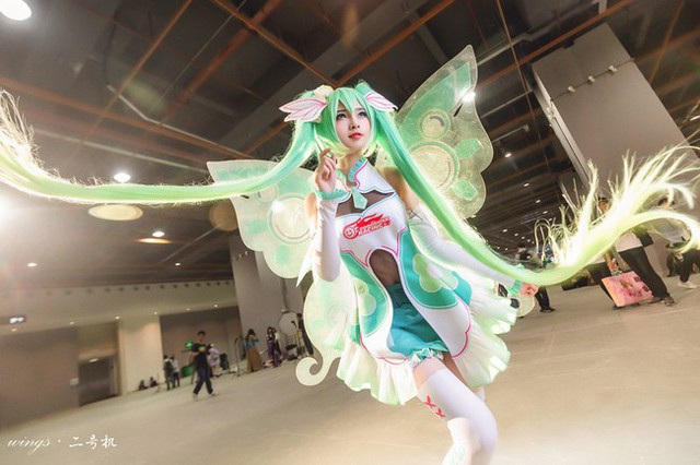 Lạ mắt với cosplay Hatsune Miku với mái tóc dài miên man - Ảnh 2.