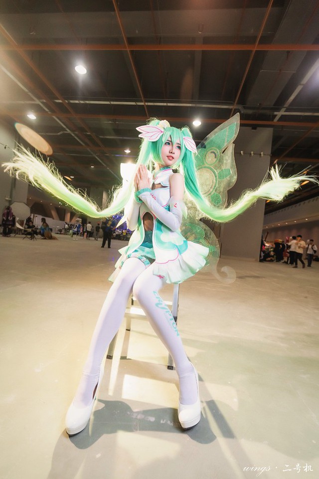 Lạ mắt với cosplay Hatsune Miku với mái tóc dài miên man - Ảnh 11.