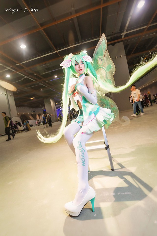 Lạ mắt với cosplay Hatsune Miku với mái tóc dài miên man - Ảnh 12.